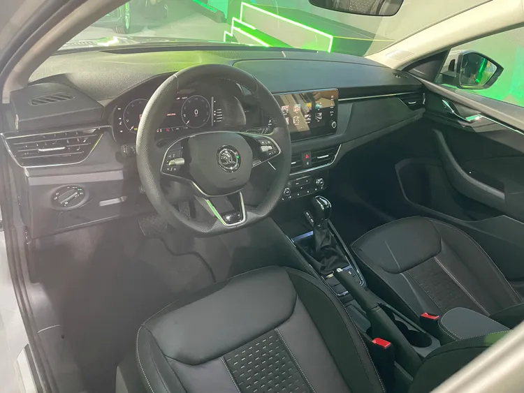 除10.25吋全螢幕全彩數位儀錶板，懸浮式彩色觸控MIB多媒體資訊娛樂系統亦同步升級至8.25吋，並支援無線Apple CarPlay以及Android Auto智慧型手機連線功能。林浩昇攝