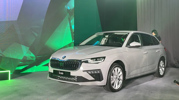 車頭部分採用全新鍛黑3D立體水箱護罩設計，並標配Matrix LED智慧複眼頭燈組。林浩昇攝