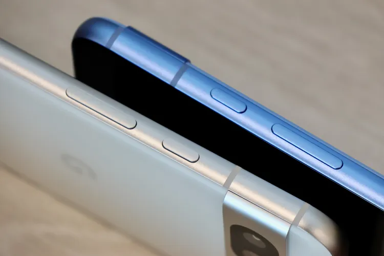Pixel 8a電源按鈕、音量控制按鈕在同一側。趙筱文攝影。