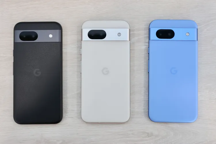 Pixel 8a共有曜石黑、陶瓷米與海灣藍3色。趙筱文攝影。