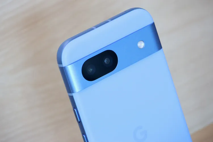 Pixel 8a延續高辨識度橫條相機模組。趙筱文攝影。