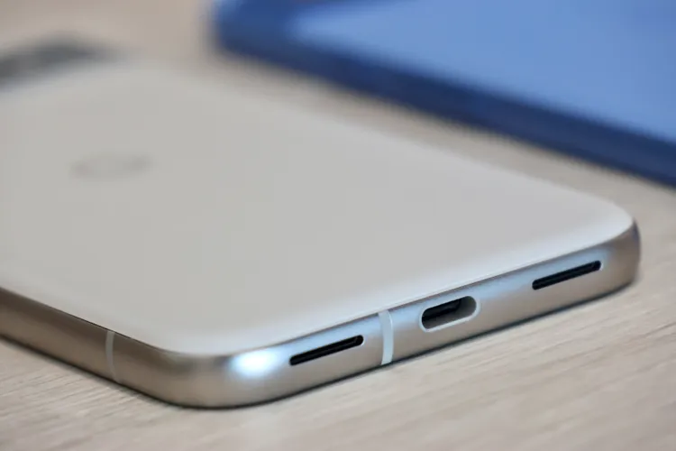 Pixel 8a採用USB Type-C充電埠，有線充電功率最高為18W。趙筱文攝影。