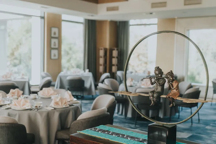 雲品美饌午餐券可享KEN CAN中式套餐或鐵板燒1980元套餐一客，假日不加價。業者提供