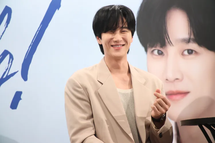 安普賢放送手指愛心。彭欣偉攝