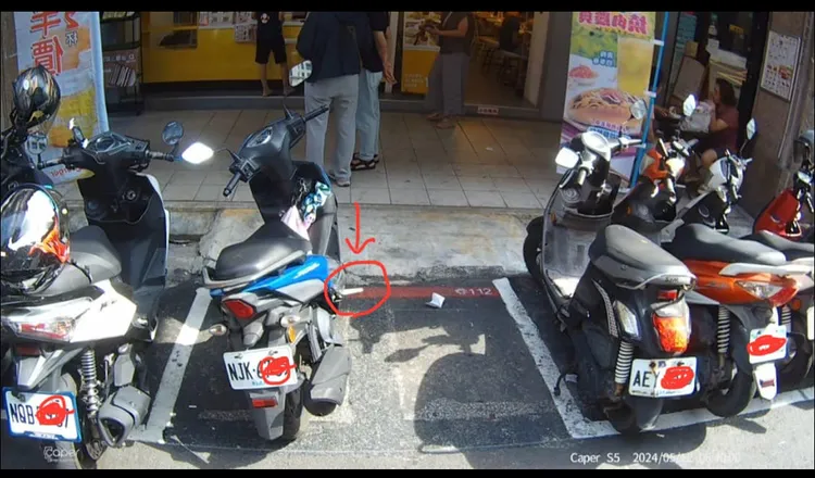 有網友認為機車族這一舉動「比不立中柱更沒品」。翻攝《爆料公社(官方粉專專屬)》社團