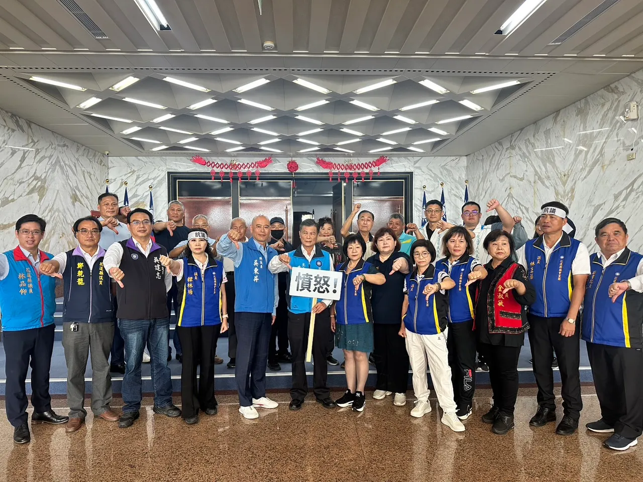花蓮國民黨籍縣議員集結在縣議會前抗議柯建銘失言。讀者提供