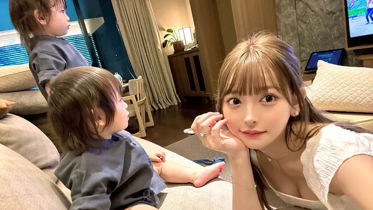 黑崎美紗和雙胞胎兒子。翻攝自黑崎美紗IG