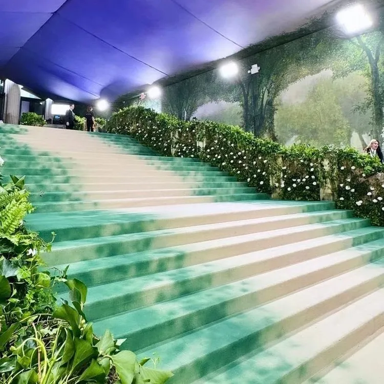 今年Met Gala以「時光花園」為主題，打造了夢幻「綠毯」。翻攝theofficialmetgala IG