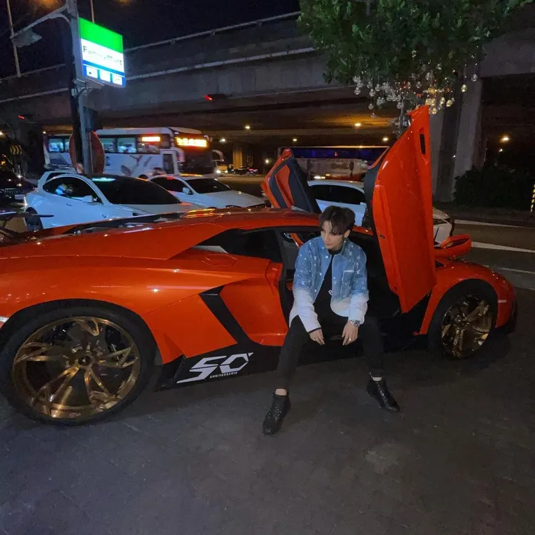 網紅「Mr.R（R哥）」10日晚間在台北市信義區發起撒錢活動，吸引上千民眾瘋搶，引發各界關注。翻攝《mr.r.bro》的IG