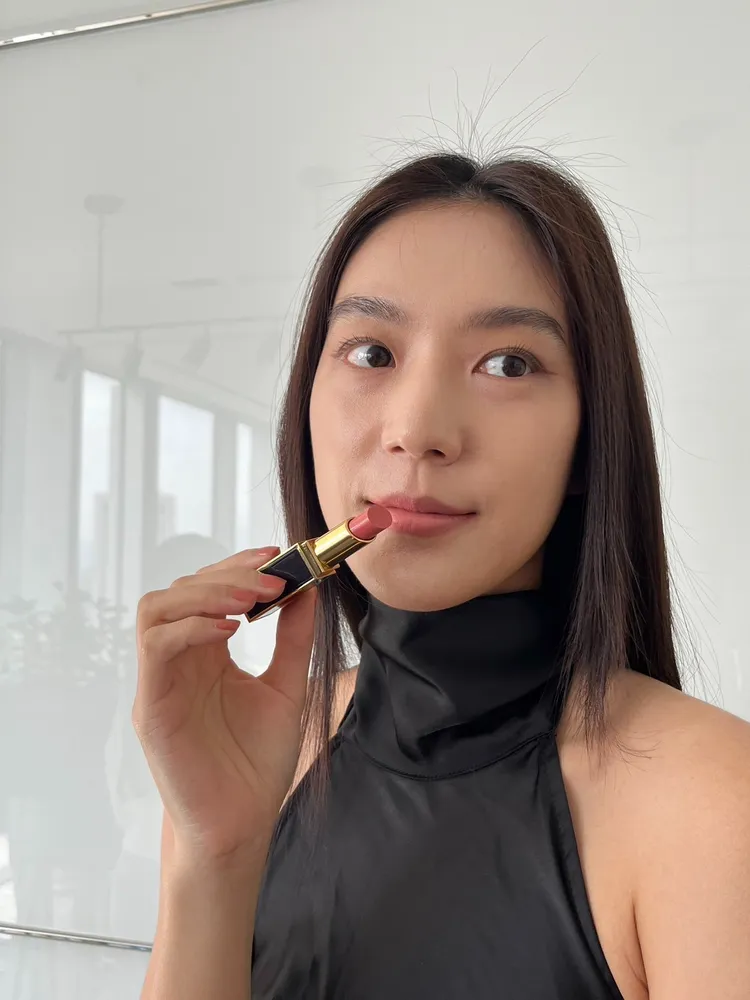 Model示範TOM FORD設計師絲絨霧光唇膏#67。張家玲攝