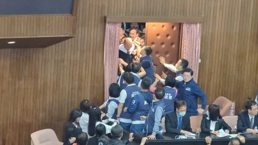 韓國瑜好狼狽！被藍綠委拉扯「西裝險遭拉破」　畫面曝光