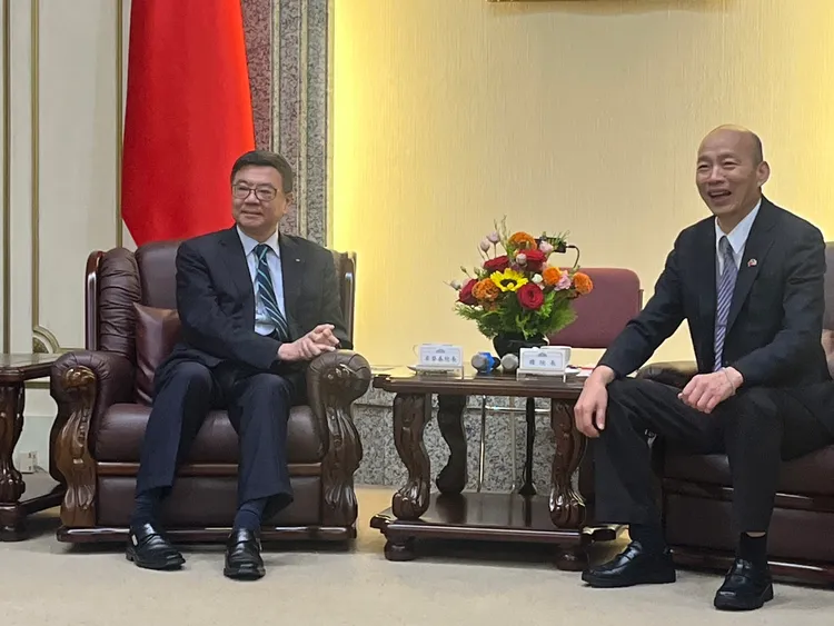 卓榮泰與韓國瑜見面，雙方氣氛融洽。記者葉家瑋攝