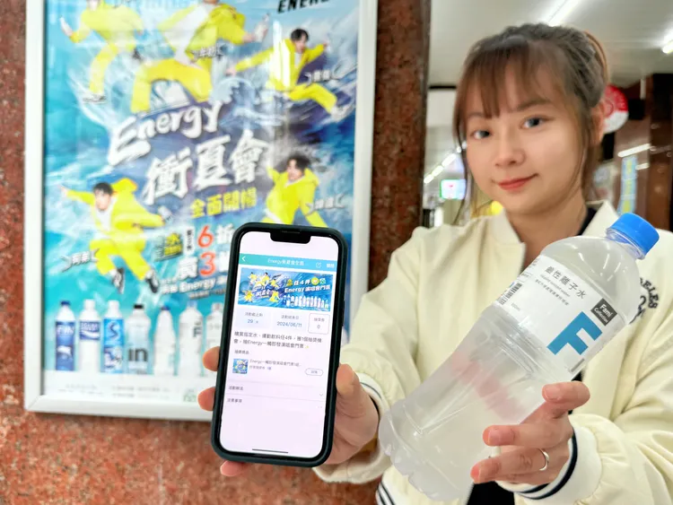 全家便利商店指定水、運動飲料可享相同品牌、價位第二件6折或買3送1。全家便利商店提供