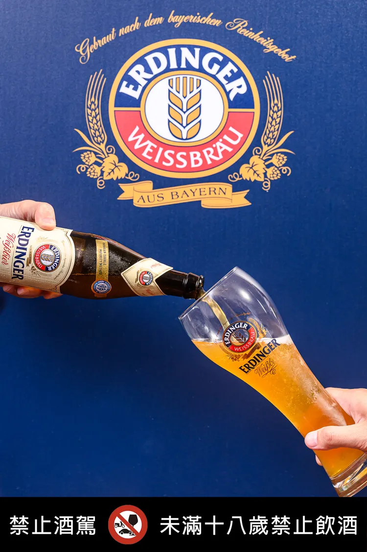 創造如雲朵般綿密的啤酒泡沫關鍵在於兩段式倒酒。業者提供