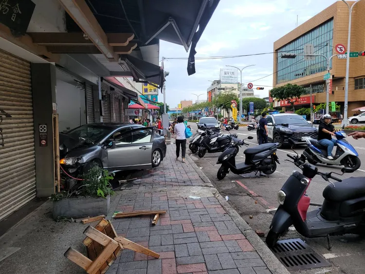 轎車衝進刈包店，門前的椅子也被撞飛。民眾提供