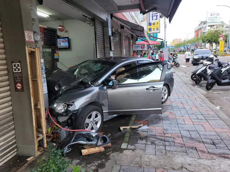 轎車衝進刈包店，車頭受損嚴重。民眾提供