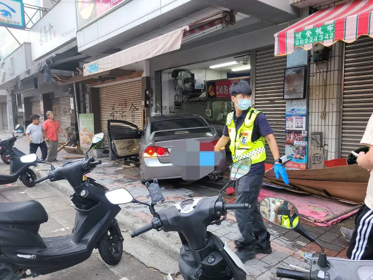 救護人員將5名傷者送醫，其中，刈包店女店員腳部粉碎性骨折。民眾提供