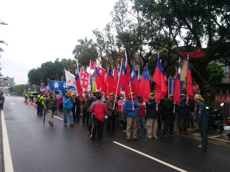 反年改團體曾到立法院陳情抗議。翻攝臉書「八百壯士捍衛權益」