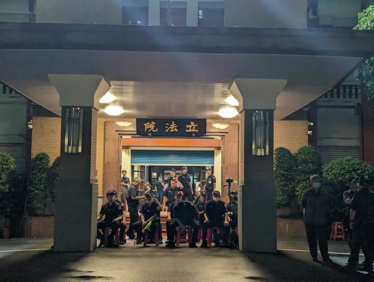 大批警力鎮守立法院正門。蘇柏銓攝