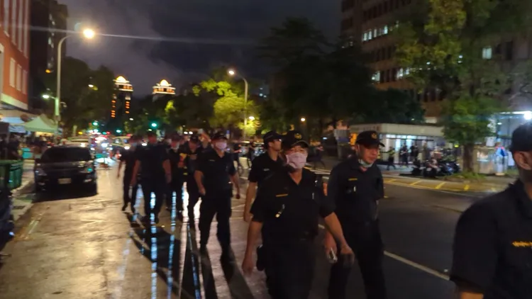 《壹蘋》記者直擊大批警力趕往抗議會場。蘇柏銓攝