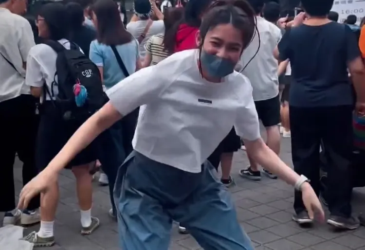 林思宇在ENERGY簽唱會台下也在挑戰16蹲。翻攝林思宇IG影片