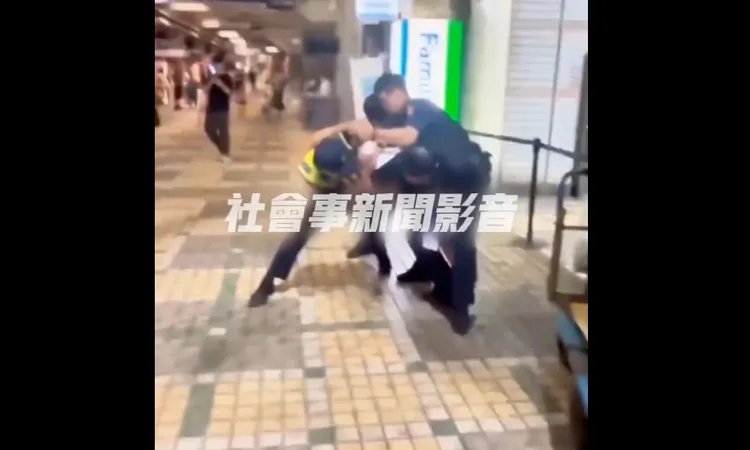 鄭男攻擊工作人員，警方到場壓制。翻攝自社會事新聞影音
