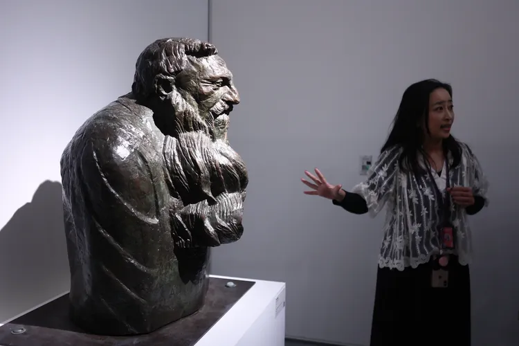 富邦美術館副館長介紹羅丹助理為他做的雕塑。彭欣偉攝