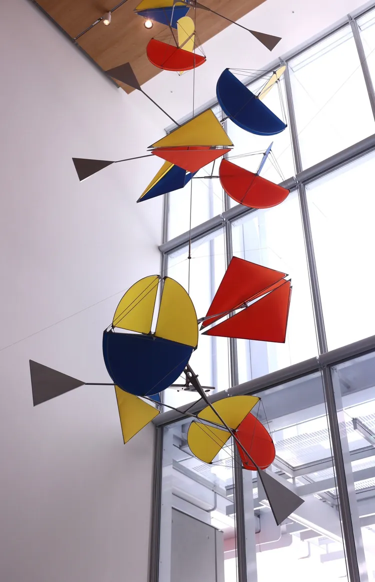 日本風動藝術家新宮晉（Susumu Shingu）的作品懸吊在空中。彭欣偉攝