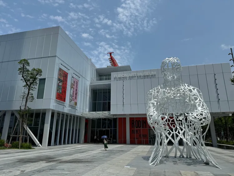 美術館外的巨型裝置藝術《光與愛》，是西班牙藝術家喬姆‧普蘭薩（Jaume Plensa）作品。彭欣偉攝