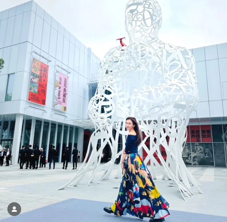 志玲姊姊走過《光與愛》前裙襬飄飄。翻攝林志玲IG