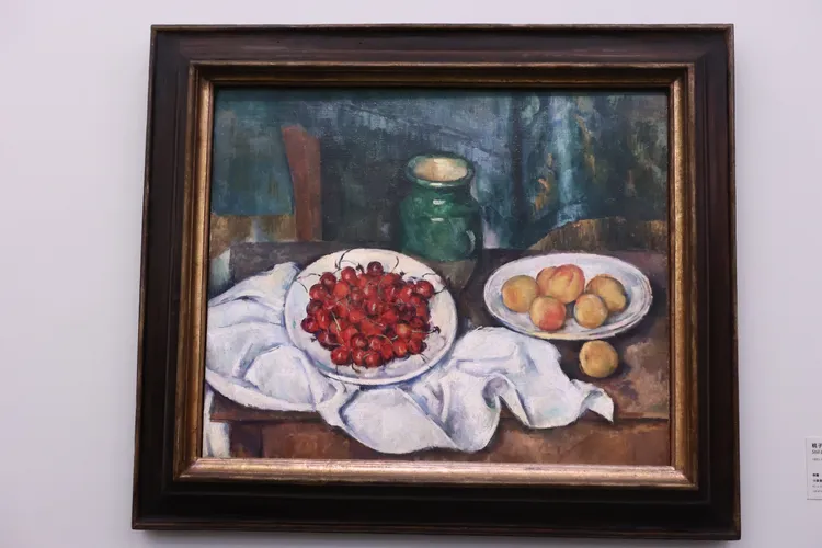 塞尚 〈桃子與櫻桃的靜物畫〉要價近20億台幣。彭欣偉攝