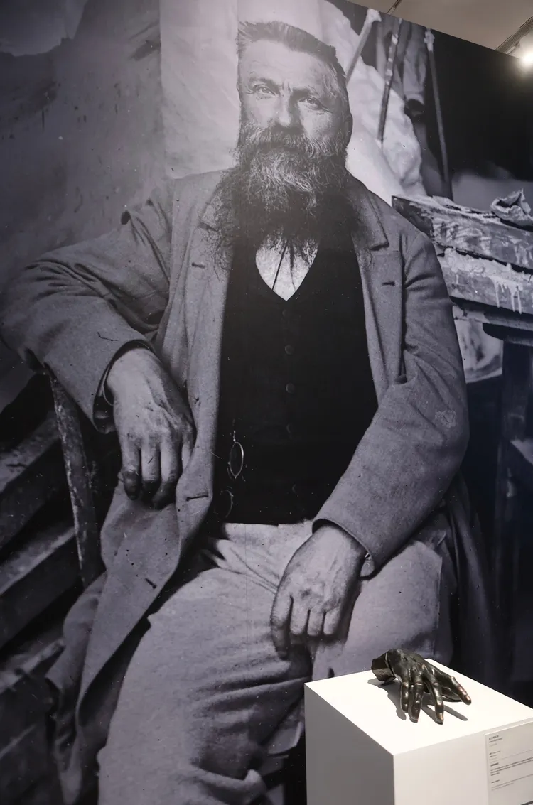 在羅丹的巨幅照片下有全館唯一可碰觸的手的展品。彭欣偉攝