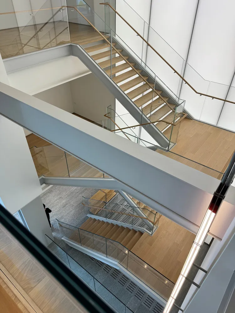 國際建築大師倫佐．皮亞諾設計的富邦美術館階梯也極具特色。彭欣偉攝