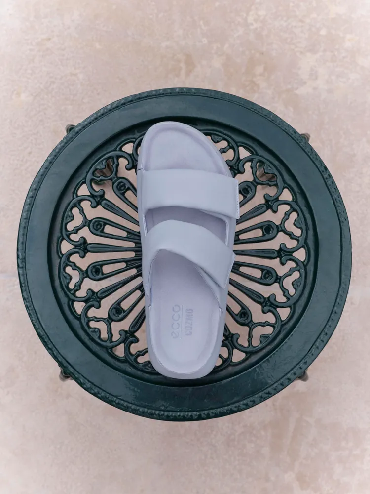 倪妮穿著的COZMO科摩厚底款天空藍色，5680元。品牌提供