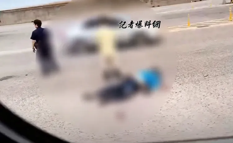 今晨西濱林口段發生一起車禍意外，重機騎士拋飛墜地滿地血跡。翻攝《記者爆料網》的YouTube頻道