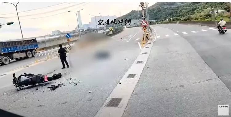 今晨西濱林口段發生一起車禍意外，重機騎士拋飛墜地滿地血跡。翻攝《記者爆料網》的YouTube頻道