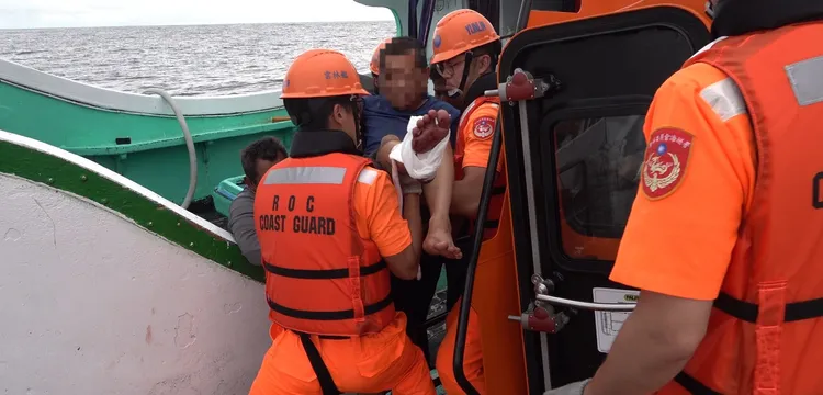琉球籍「永昇財33號」船長腳部受傷，「雲林艦」前往救援。海巡提供