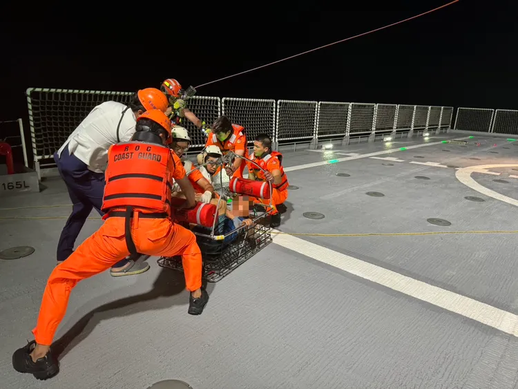 琉球籍「永昇財33號」船長腳部受傷，「雲林艦」前往救援。海巡提供