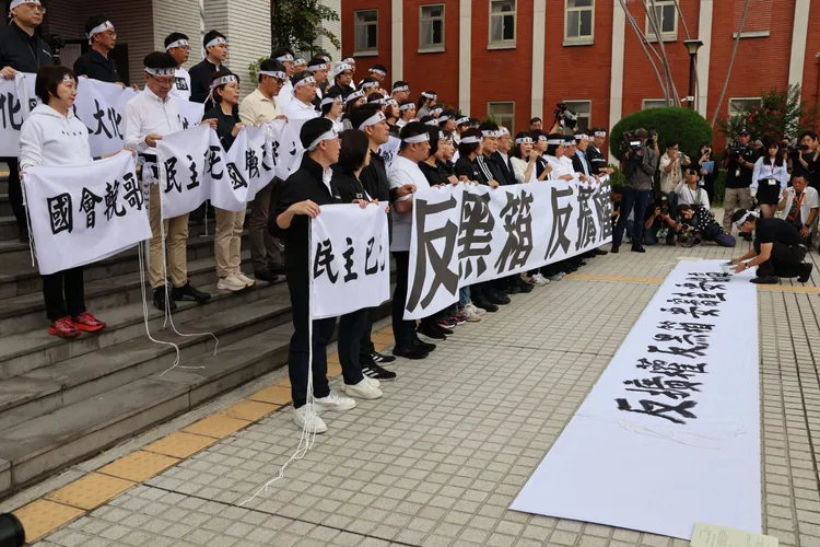 鍾佳濱寫下「反擴權、反黑箱、要審查、要協商」。莊宗達攝