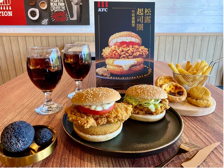 這次漢堡中的切達起司圈加入頂級食材松露。記者莊偉祺攝