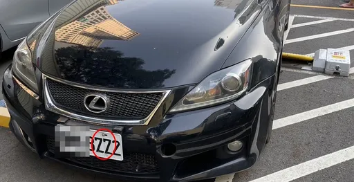 偷走LEXUS將車牌「77」貼成「22」卻四不像 賊揹2條通緝爽吃雞肉飯遭逮
