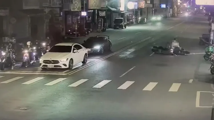 鳳山區五甲二路18日深夜發生機車車禍。翻攝畫面