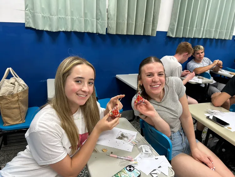 校方安排端午節的香包DIY製作。明新科大提供