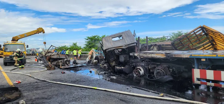 火勢撲滅，5車均受損嚴重。讀者提供