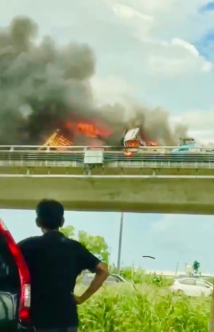 工程車組挨撞後陷入火海，畫面驚悚。讀者提供