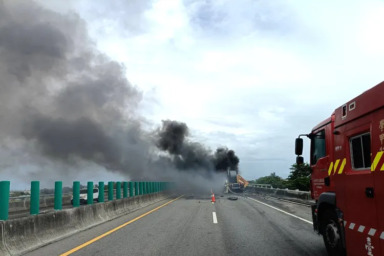 警消前往灌救。讀者提供