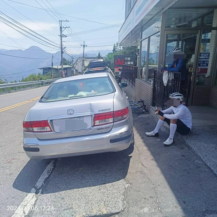 當時騎士將自行車橫放在超商旁，被自小客車壓住。民眾提供