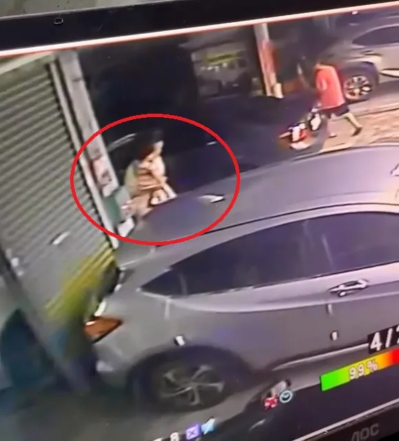 黃清泉抱著孫女突因心肌梗塞跌倒昏迷。民眾提供