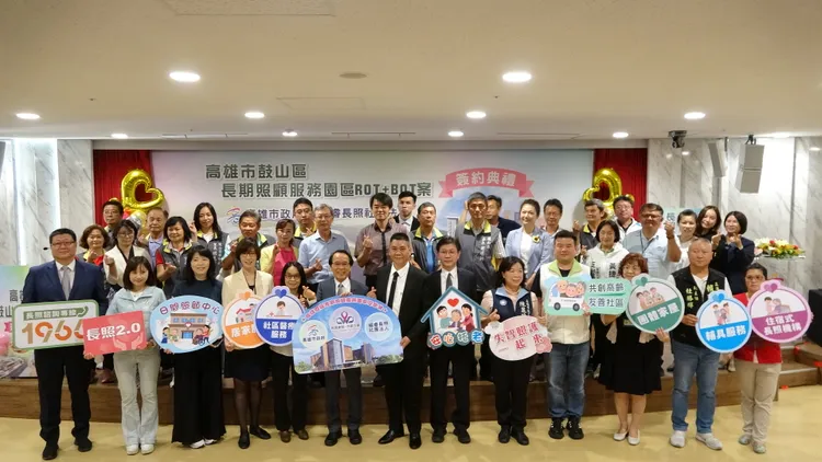 高雄市林欽榮副市長與福睿長照社團法人吳孟育董事長簽署投資契約。市府提供