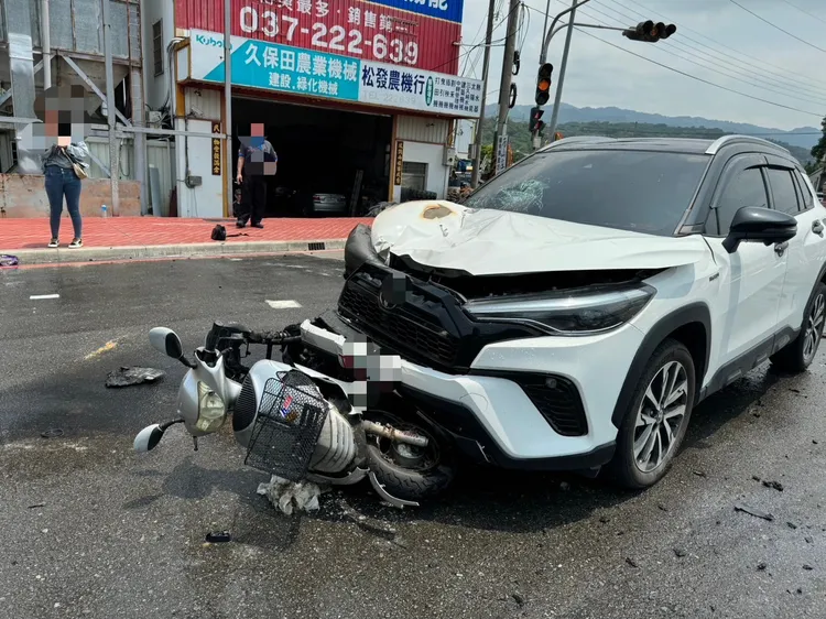 多元計程車與機車發生車禍。讀者提供